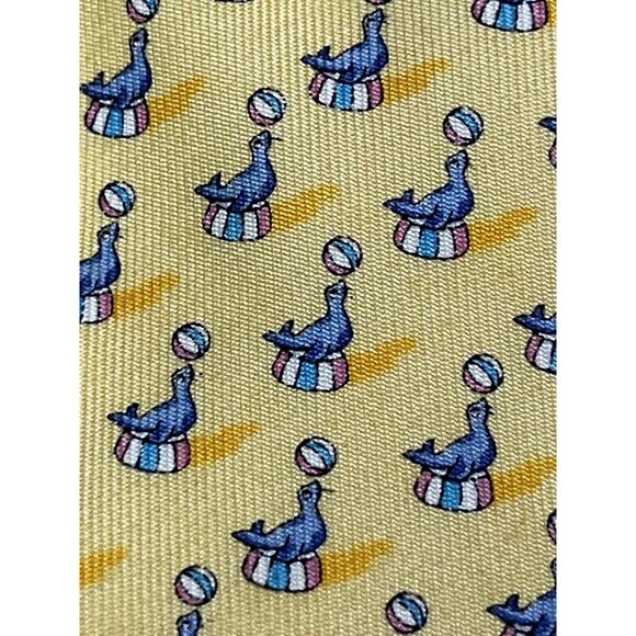 Vineyard Vines Martha Vineyards Necktie Seal playing with ball Yellow Blue - Picture 4 of 6
